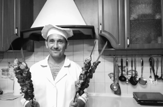 Повар Соликамского комбината питания учит готовить кнели из щуки, соте и плескавицу